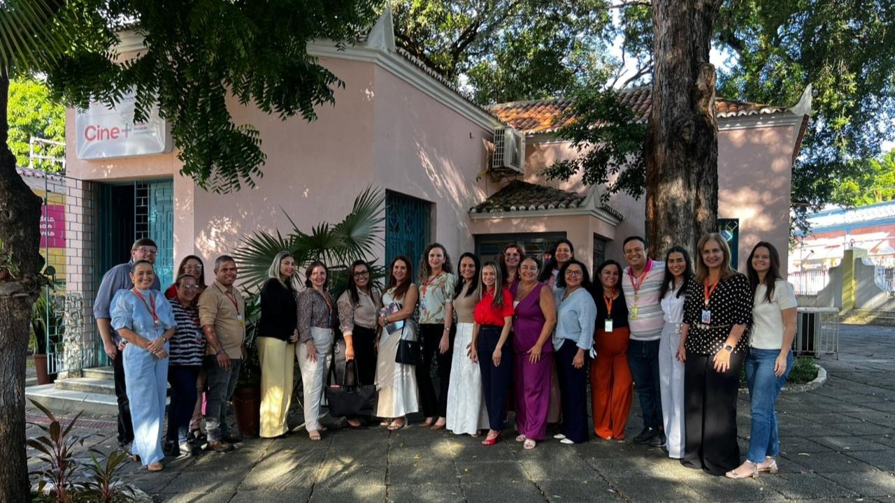 grupo de pessoas posa para a foto